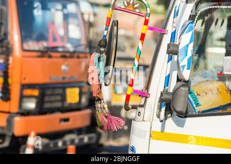 Jaipur, Rajasthan / Indien - 28. September 2019: Bunt dekorierter indischer LKW auf einem Delhi–Jaipur Expressway NH48 in der Nähe von Jaipur, Indien Stockfoto