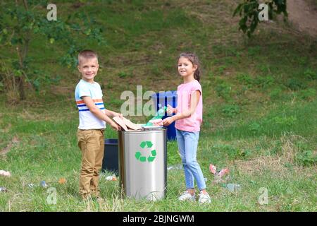 Kinder sammeln Müll im Freien. Recyclingkonzept Stockfoto