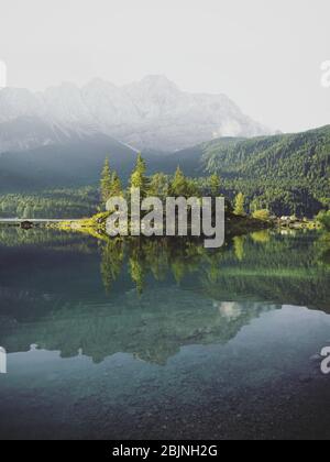 Insel am Eibsee vor der Zugspitze in Bayern, Deutschland Stockfoto
