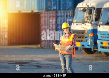 Porträt eines Inspektoren, der in einem Container-Depot in Thailand arbeitet Stockfoto