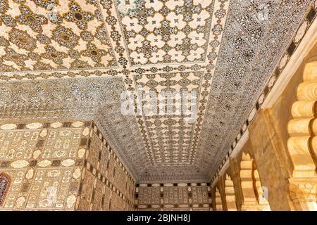 Jaipur, Rajasthan / Indien - 28. September 2019: Wunderschön dekorierter Spiegel-Palast (Sheesh Mahal) in der Amer Fort in Jaipur, Rajasthan, Indien Stockfoto