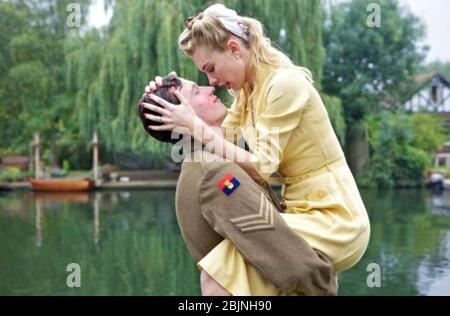 QUEEN AND COUNTRY 2014 BBC Worldwide Film mit Vanessa Kirby und Callum Turner Stockfoto