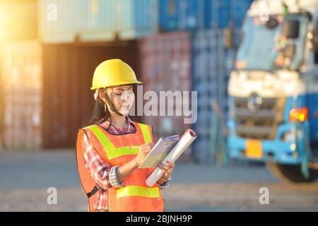 Porträt eines Inspektoren, der in einem Container-Depot in Thailand arbeitet Stockfoto