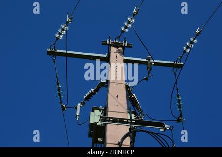 Ein Stromwandler auf einem Strommast Stockfoto