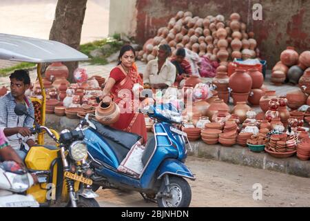 Jaipur, Rajasthan / Indien - 28. September 2019: Indische Frau Kauf Keramik auf einem Straßenmarkt in Jaipur, Rajasthan, Indien Stockfoto