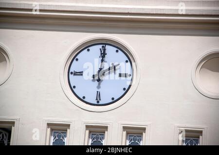 28. April 2020, Mecklenburg-Vorpommern, Bützow: Die Uhr am Rathaus in der Altstadt. Fünf Jahre nach dem verheerenden Tornado wurden die meisten Gebäude in der kleinen Stadt restauriert. Der Tornado, der am Abend des 05.05.2015 durch Bützow fegte, hatte Schäden in Höhe von rund 40 Millionen Euro verursacht. Foto: Jens Büttner/dpa-Zentralbild/ZB Stockfoto