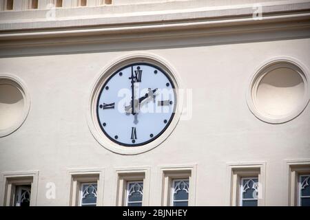 28. April 2020, Mecklenburg-Vorpommern, Bützow: Die Uhr am Rathaus in der Altstadt. Fünf Jahre nach dem verheerenden Tornado wurden die meisten Gebäude in der kleinen Stadt restauriert. Der Tornado, der am Abend des 05.05.2015 durch Bützow fegte, hatte Schäden in Höhe von rund 40 Millionen Euro verursacht. Foto: Jens Büttner/dpa-Zentralbild/ZB Stockfoto