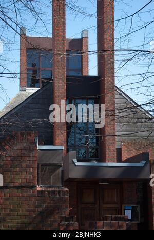 1970er Jahre Kirche Architektur Anbetung Römisch-Katholisch Modern Red Brick Small St. Lukes Church 450 Uxbridge Rd, White City, London W12 A. J. Monk Hutchison Stockfoto