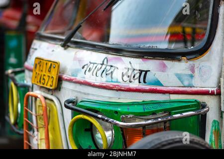 Jaipur, Rajasthan / Indien - 28. September 2019: Tuk Tuk Auto Rikscha in Jaipur, Rajasthan, Indien bunt bemalt Stockfoto