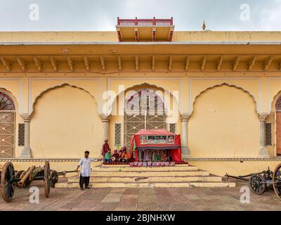 Jaipur, Rajasthan / Indien - 29. September 2019: Darsteller der traditionellen Rajasthani Puppe Tanz Puppe zeigen (Kathputli Tanz) in Jaipur, Rajasthan, in Stockfoto