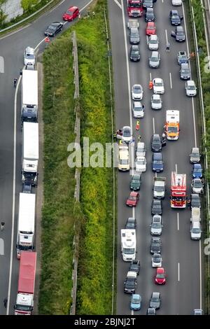 Stau auf der Autobahn A2 am Parkplatz Rasthof Resser Mark, 17.08.2016, Luftaufnahme, Deutschland, Nordrhein-Westfalen, Ruhrgebiet, Gelsenkirchen Stockfoto