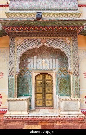 Wunderschön dekoriertes Rose Gate im Pritam Niwas Chowk des Jaipur City Palace in Jaipur, Rajasthan, Indien Stockfoto