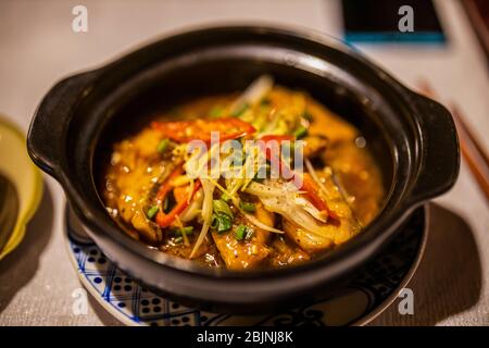 Bun Mam: Vietnamesische Nudelsuppe. Frischer Reisnudelkoch mit Brühe von Mekong Delta Fischsauce. Stockfoto