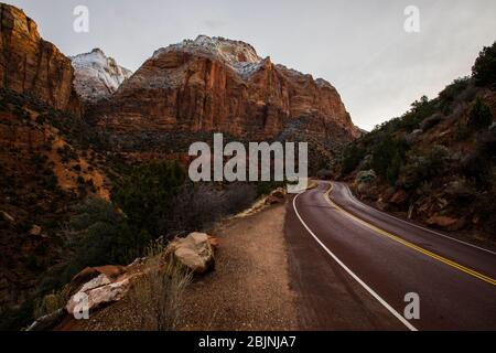 Straße durch ländliche Landschaft, Zion Nationalpark, Utah, USA Stockfoto