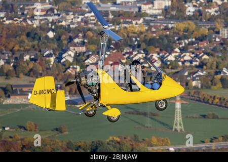 , Fotograf Gelbes Ultraleichtes Flugzeug Gyrocopter Rufzeichen D-MCMD im Flug über Witten-Voeckenberg, 31.10.2016, Luftaufnahme, Deutschland, Nordrhein-Westfalen, Ruhrgebiet, Witten Stockfoto