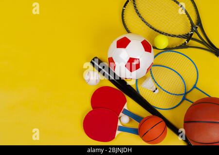 Sportausrüstung flach gelegt. Verschiedene Schläger und Bälle Stockfoto