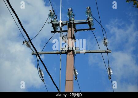 Ein Power Transmission Line auf einem Strommast Stockfoto