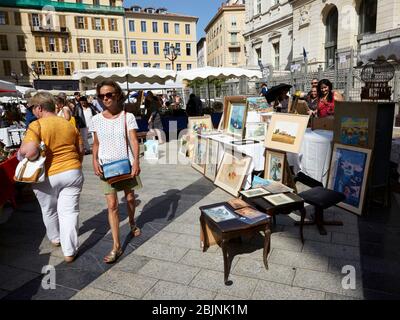 Kunstwerke zum Verkauf in der Wochenmarkt, Place du Palais de Justice, Nizza, Frankreich. Stockfoto