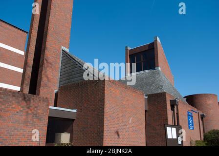 1970er Jahre Kirche Architektur Anbetung Römisch-Katholisch Modern Red Brick Small St. Lukes Church 450 Uxbridge Rd, White City, London W12 A. J. Monk Hutchison Stockfoto