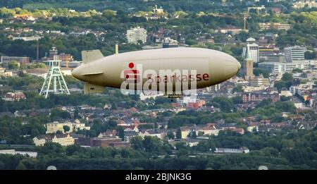 Blimp mit Sparkassen - Promotion als Luftschiff im Flug über Bochum, 07.08.2016, Luftaufnahme, Deutschland, Nordrhein-Westfalen, Ruhrgebiet, Bochum Stockfoto