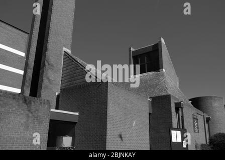 1970er Jahre Kirche Architektur Anbetung Römisch-Katholisch Modern Red Brick Small St. Lukes Church 450 Uxbridge Rd, White City, London W12 A. J. Monk Hutchison Stockfoto