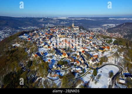 , Obermarsberg mit Kirche St. Petrus und Paulus und Kirche Nikolai, 22.01.2017, Luftaufnahme, Deutschland, Nordrhein-Westfalen, Obermarsberg, Marsberg Stockfoto