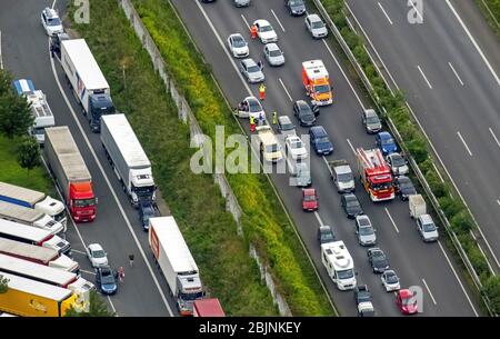 Stau auf der Autobahn A2 am Parkplatz Rasthof Resser Mark, 17.08.2016, Luftaufnahme, Deutschland, Nordrhein-Westfalen, Ruhrgebiet, Gelsenkirchen Stockfoto