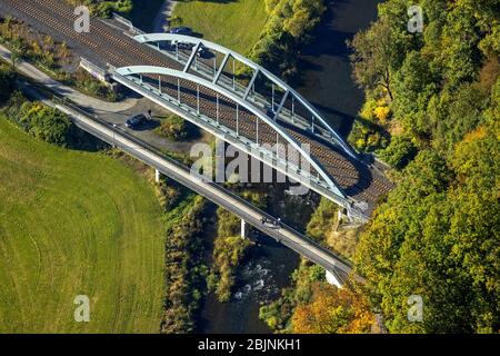 Ruhrbrücke mit Eisenbahntunnel in Meschede, 16.10.2016, Luftaufnahme, Deutschland, Nordrhein-Westfalen, Meschede Stockfoto