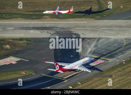 Airliner-Passagierflugzeug von Air Berlin rollt auf dem Vorfeld des Flughafens Düsseldorf, 29.11.2016, Luftaufnahme, Deutschland, Nordrhein-Westfalen, Niederrhein, Düsseldorf Stockfoto