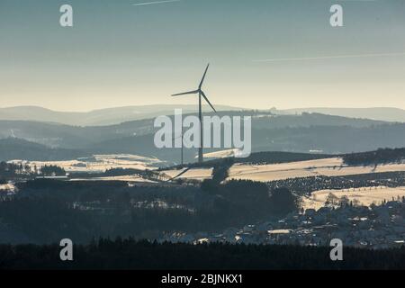 Windturbinenwindmühle auf einem Feld bei Brilon, 22.01.2017, Luftaufnahme, Deutschland, Nordrhein-Westfalen, Sauerland, Brilon Stockfoto