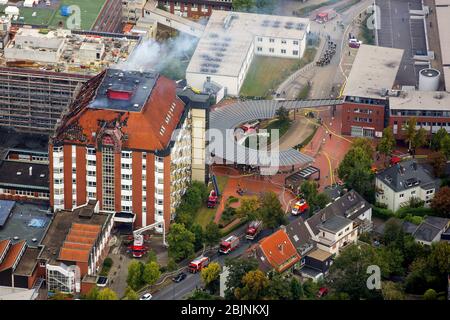 Brandbekämpfung am Gebäude des Krankenhauses Bergmannsheil in Bochum, 30.09.2016, Luftaufnahme, Deutschland, Nordrhein-Westfalen, Ruhrgebiet, Bochum Stockfoto