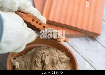 Nisthilfe für Wildbienen, ineinander greifende Pantile, Schritt 3: Auf der einen Seite die Löcher mit Lehm verschlossen, Deutschland Stockfoto