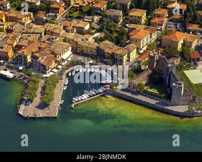 Porticciolo von Torri del Benaco mit Museum von Castello Scaligero, 01.09.2016, Luftaufnahme, Italien, Venetien, Gardasee, Torri Del Benaco Stockfoto