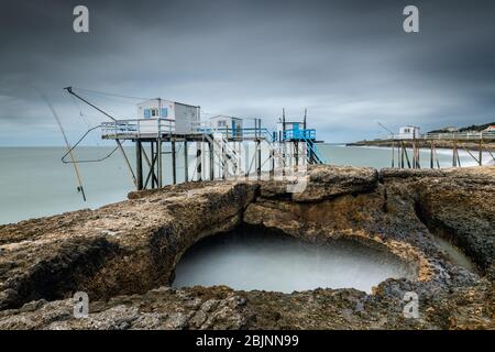 Fischerhütten entlang der Küste, Saint-Palais-sur-Mer, Charente-Maritime, Frankreich Stockfoto