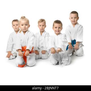 Kleine Kinder in Karategi auf weißem Hintergrund Stockfoto