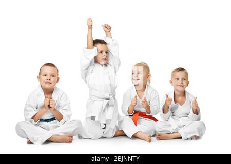 Kleine Kinder in Karategi auf weißem Hintergrund Stockfoto