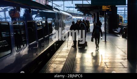 Ein lebvoller Bahnhof in Leeds, Yorkshire, Großbritannien. Stockfoto