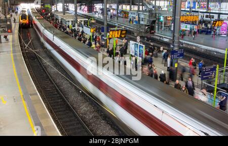 Ein lebvoller Bahnhof in Leeds, Yorkshire, Großbritannien. Stockfoto