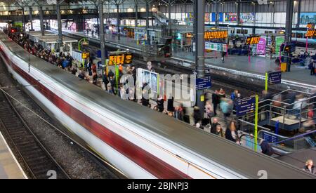 Ein lebvoller Bahnhof in Leeds, Yorkshire, Großbritannien. Stockfoto