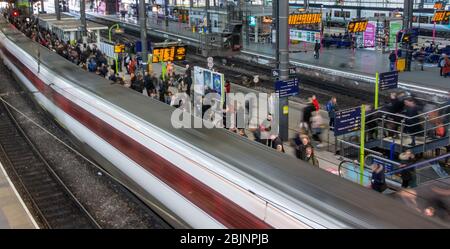 Ein lebvoller Bahnhof in Leeds, Yorkshire, Großbritannien. Stockfoto