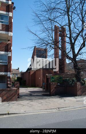 1970er Jahre Kirche Architektur Anbetung Römisch-Katholisch Modern Red Brick Small St. Lukes Church 450 Uxbridge Rd, White City, London W12 A. J. Monk Hutchison Stockfoto