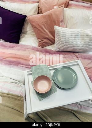 Bett im Schlafzimmer ohne Personen als Hintergrund Stockfoto