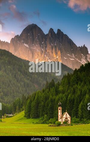 Kirche Santa Maddelena, Villnösser Tal, Südtirol, Italien Stockfoto