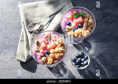 Gesundes Frühstück mit leckeren acai Smoothie in Glas Dessert Schüsseln auf dem Tisch Stockfoto