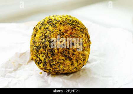 Delikatesse rund kleinen Käse mit schwarzem Pfeffer und Knoblauch. Belper Noll. Ein herzhafter Snack für Feinschmecker. Selektiver Fokus, Kopierbereich. Stockfoto