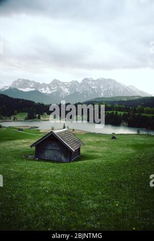Malerische Hütte am Geroldsee in Bayern in Deutschland Stockfoto