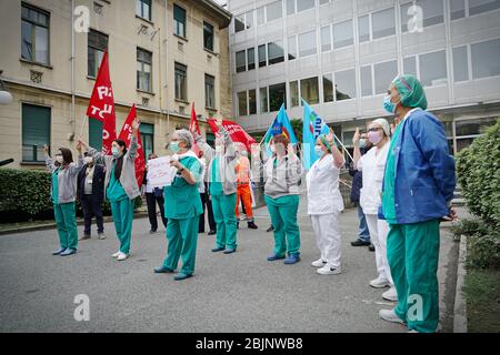 Krankenschwestern und Ärzte demonstrierten vor dem Krankenhaus gegen die Mängel der Region Piemont während der Covid-Notlage. Turin, Italien - Ap Stockfoto