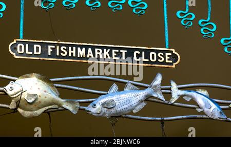 Alte Fischmarkt in der Nähe. Historische Straße Schild Edinburgh Schottland Stockfoto