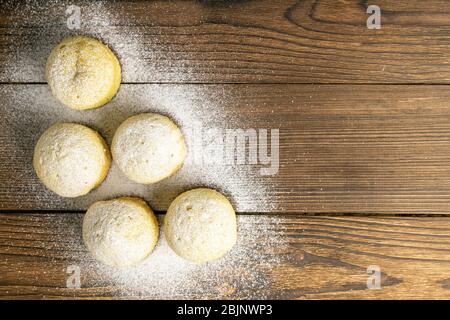 Muffins mit Zitrone auf dunklem Holztisch. Von oben mit viel Platz Stockfoto