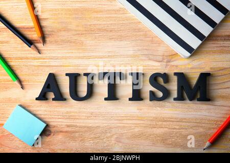 Wort AUTISMUS aus Buchstaben auf Holzhintergrund Stockfoto